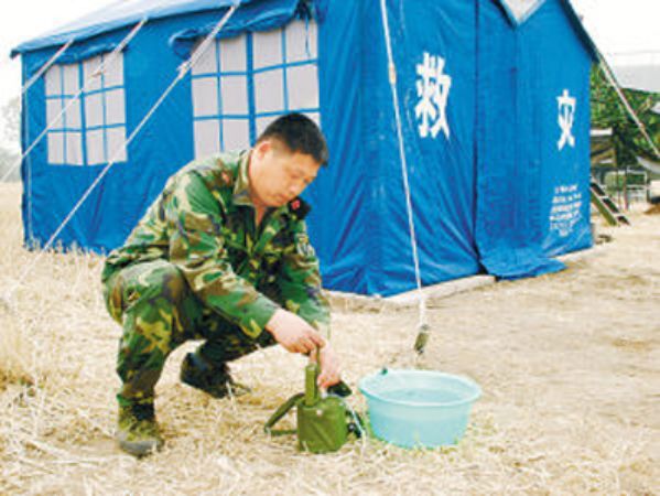 汶川地震救護(hù)人員正在用凈易單兵凈水器取水