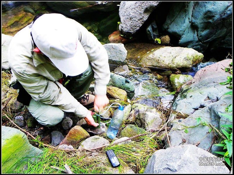 凈易單兵戶(hù)外凈水器通過(guò)抽壓手柄即可將河水凈化為直接飲用水